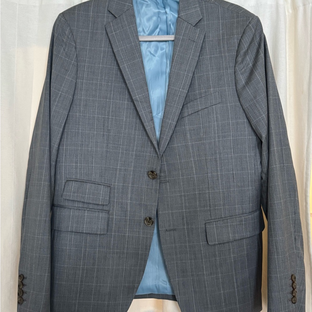 Gray Sport Coat with Subtle Pattern and Slim Fit